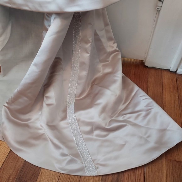 Maggie Sottero Wedding Dress - Picture 4 of 16